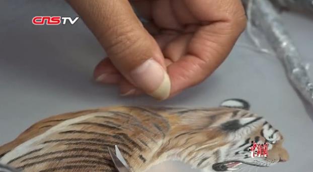 发丝作墨绘就奇幻画作 百余名艺人秀绝活