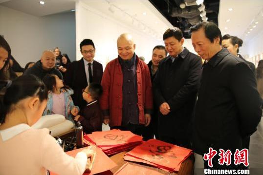 ���Ҽ�����ʮ��ի��ľ��ˮӡ���ա��ڱ���ǰ��չʾ