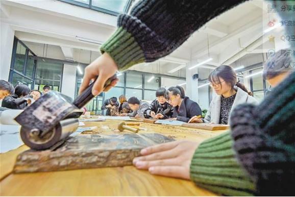 四川美院三代版画人共绘美好新时代