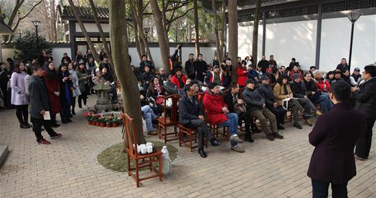 �������顪����ΰ��ʫ������չ�ڳɶ���Ļ