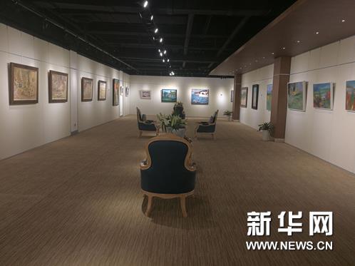 ���Ŷ�����һ��•����������ӭ���ͻ�չ����Ļ