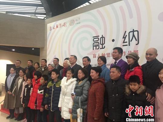 ���ںϽ����·�ʽ ä�˴����滭չ�㽭��Ļ