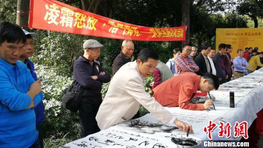 30名书画家携学子在广州黄花岗采风创作缅怀先烈