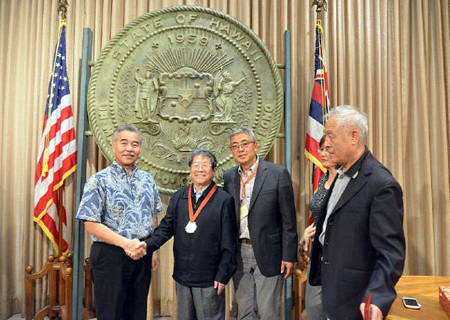 夏威夷州州长为于志学颁发奖牌