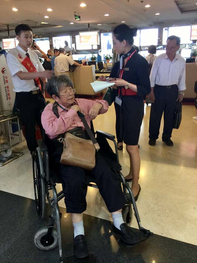 于志学坐轮椅飞回哈尔滨参加画展