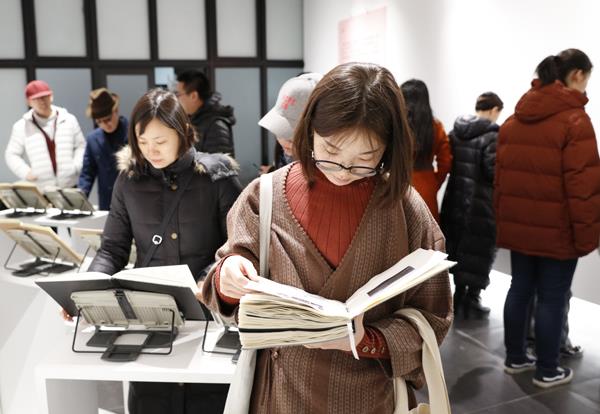 ������Ժ���Ľ����ʼ�д�����������Ʒչ��Ļ