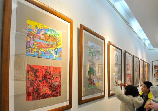 ����չ��300�����Сѧʦ���黭��Ʒ