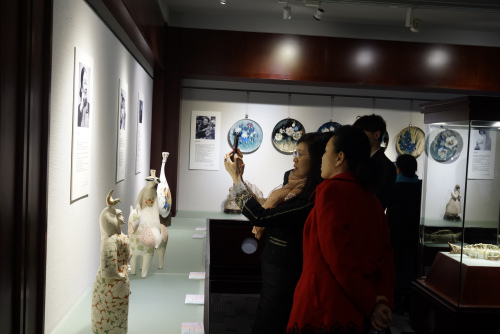 �׽�ȫ������ԺУŮ���ռ���Ʒչ�ھ���Ļ