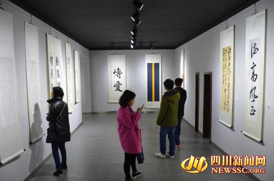 �ִ�����ʫ�黭Ů����Ʒչ���˽����ؿ�Ļ