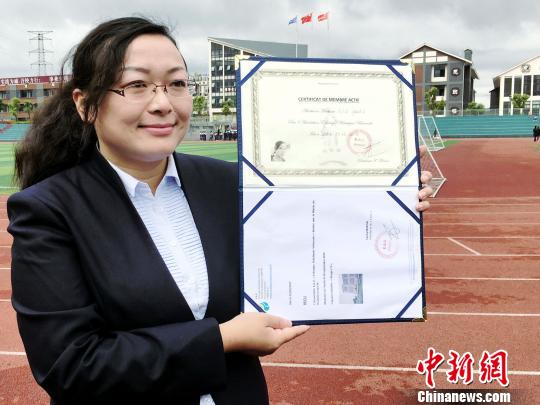 贵州一中学教师画作被法国鲁贝市政府收藏