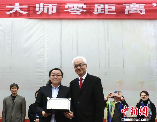 贵州一中学教师画作被法国鲁贝市政府收藏