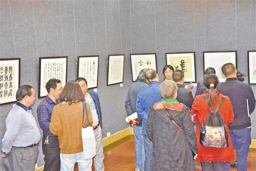 威信县书画作品在昭通市群众艺术馆展出