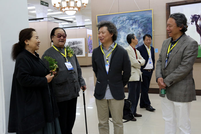 赵华胜（左2）偕夫人参观展览