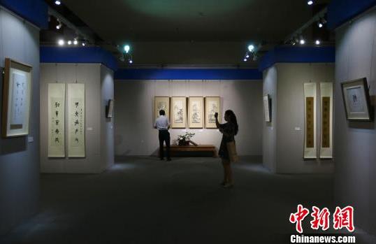 ����ʯ��Ʒ�ع�չ�ڱ�����������Ļ