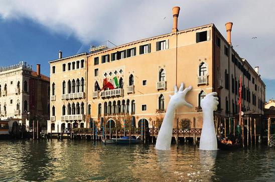 威尼斯建巨手雕塑呼吁环保 被网友吐槽