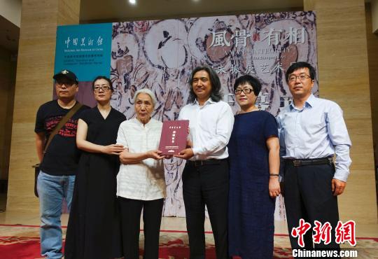 中国美术馆馆长吴为山(右三)向朱振庚家属颁发捐赠证书 杜洋 摄