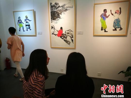 中国画家非洲采风展展现“行走的画笔”