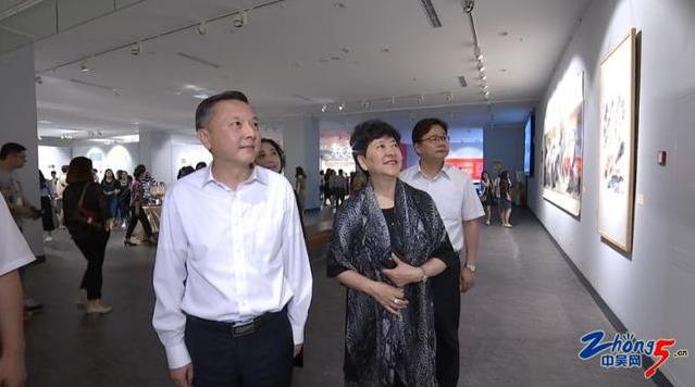 ���������ǵ���100�����黭��Ʒչ��Ļ