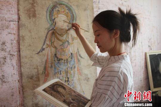 女画师临摹敦煌壁画十五载