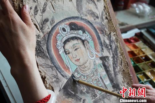 女画师临摹敦煌壁画十五载