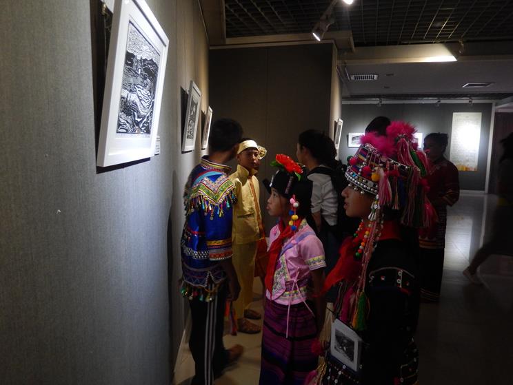 ���ݸ����� �������ض�ͯ�滭��Ʒչ����������Ļ