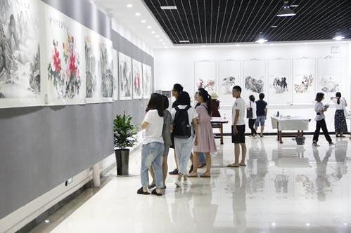 �й������黭������Ʒ����չ�����������