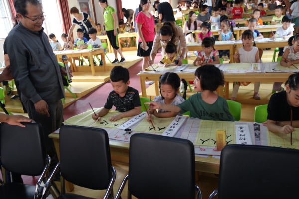 书法家姜洪发起《学写汉字》书法教育公益活动在京举行