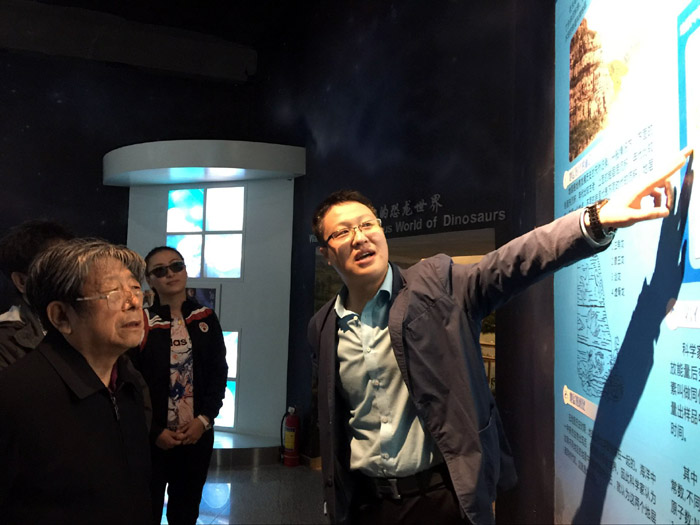 于志学在嘉荫参观恐龙地质博物馆