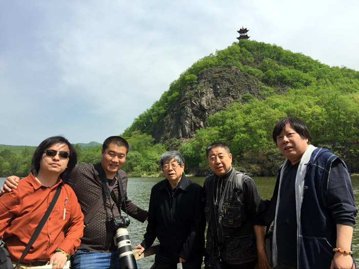 于志学率冰雪画派在伊春美溪廻龙湾写生