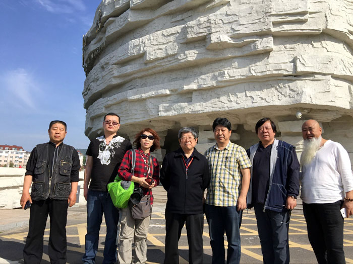 于志学率领冰雪画派参加伊春地质博物馆