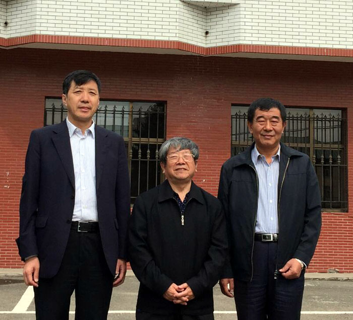 黑龙江大学党委书记刘德权(右)、党委副书记曲科军(左)与于志学在黑大