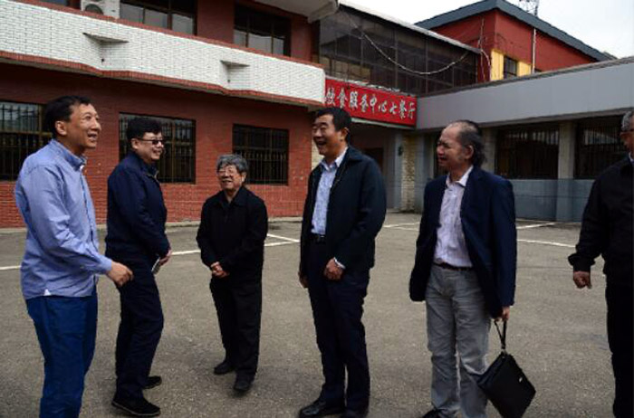 于志学与黑龙江大学党委书记刘德权、党委宣传部部长张学成在亲切交谈