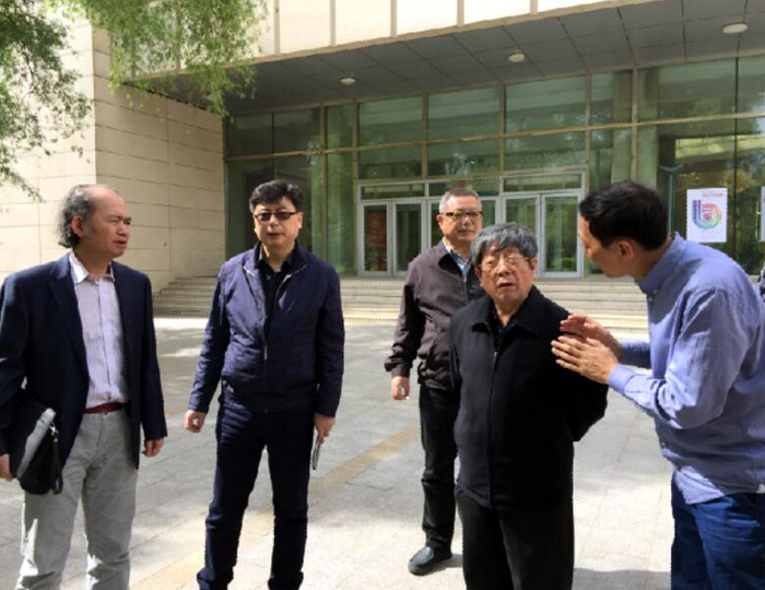黑大博物馆副馆长臧伟强向于志学介绍馆内情况