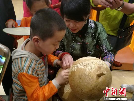 �½�����������ʦ��̨ɽ��չ ��«�ϸ�����ζ��ڻ�