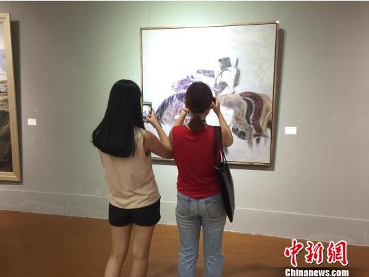 江西:中国(南昌)军事美术作品展在南昌开幕