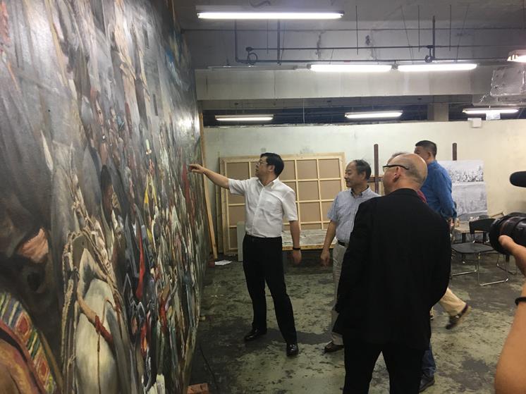 中国美协专家组赴鲁美观摩指导美术创作