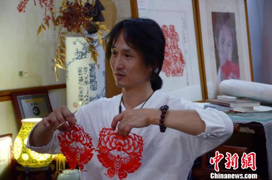安徽古镇剪纸艺术传承人:创新给传统艺术注入活力