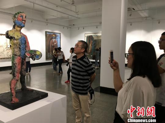 ����˹�����������Ʒչ�״��߽����е���