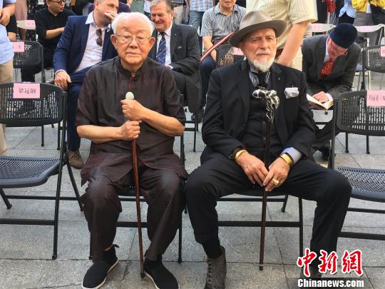 ����˹�����������Ʒչ�״��߽����е���