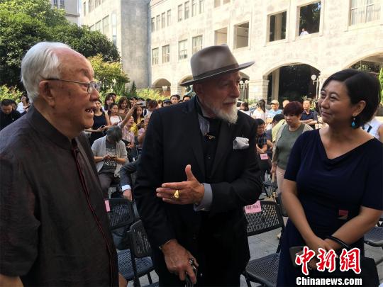 ����˹�����������Ʒչ�״��߽����е���