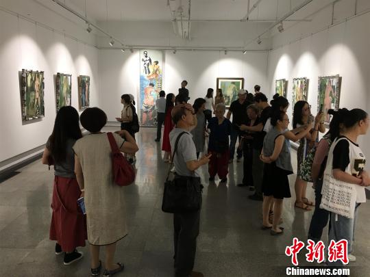 ����˹�����������Ʒչ�״��߽����е���