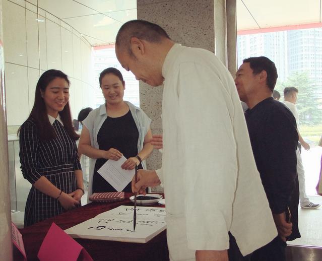 ֣���оٰ�ڶ����й����ﻭ��Ʒչ