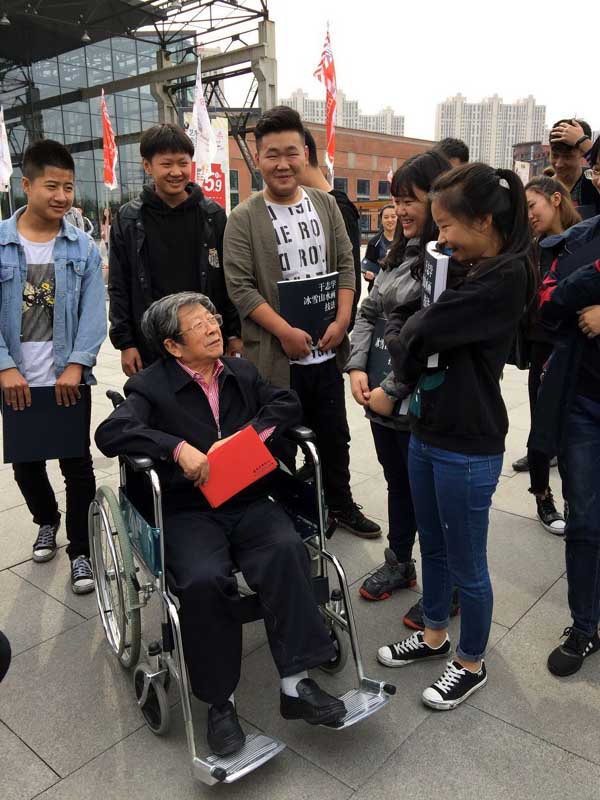 于志学在开幕式后与艺术学校学生交流