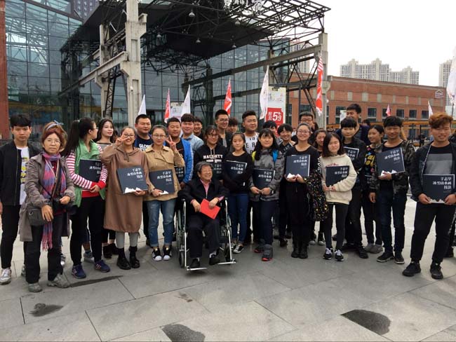 于志学在开幕式后与艺术学校学生交流