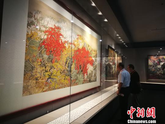 ��ʹ��ݴ����黭��˫�١�����������Ʒչ��չ