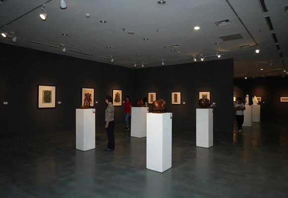 ����Բ��-���ನ���������ع�չ�ھ���Ļ