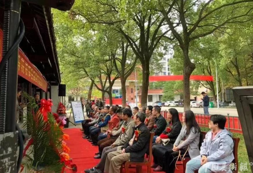 ����ʡ�ߵ�ԺУʦ���滭��ƷѲչ�ڰ�����Ļ