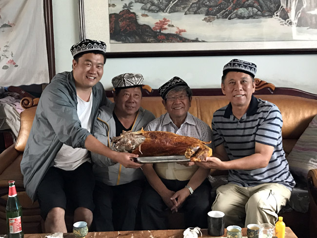 张中堂馆长亲自烹制的烤全羊