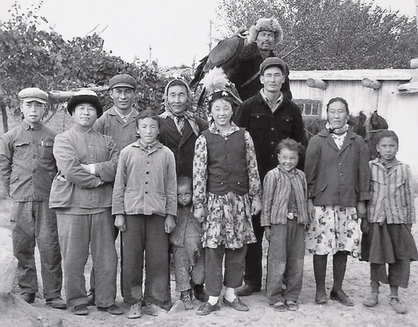 1974年于志学在新疆吐鲁番深入生活(左2为于志学)