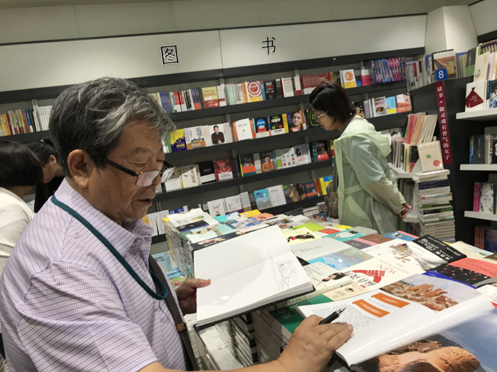 2018年于志学在乌鲁木齐机场 卢平摄